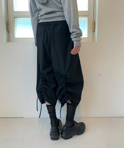 RIBBON POCKET SHIRRING BERMUDA PANTS BLACK