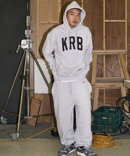 챔피온 X 콤팩트레코드바 빅 로고 스웨트 팬츠 Light Grey