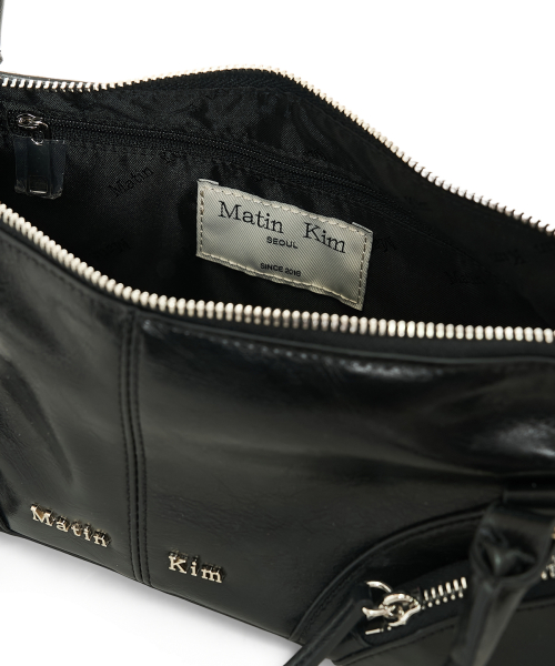 CURVE ZIP BAGUETTE BAG IN BLACK