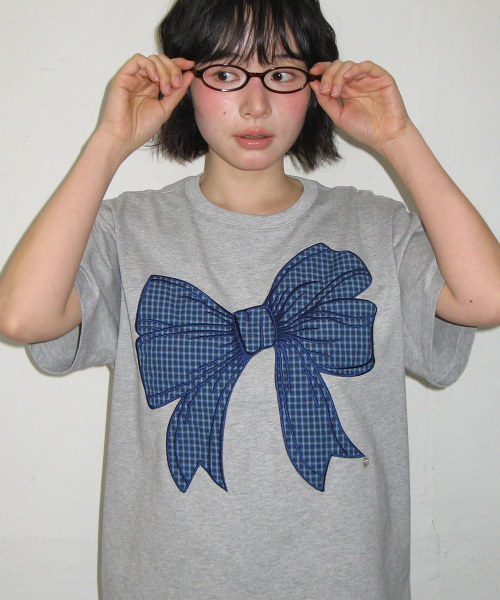 BIG RIBBON APPLIQUE BASIC FIT T SHIRT GREY
