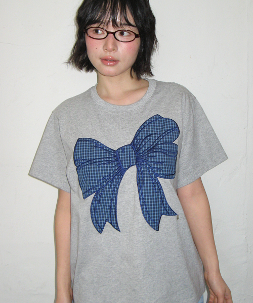 BIG RIBBON APPLIQUE BASIC FIT T SHIRT GREY