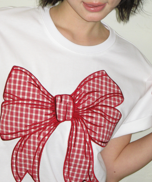 BIG RIBBON APPLIQUE BASIC FIT T SHIRT WHITE