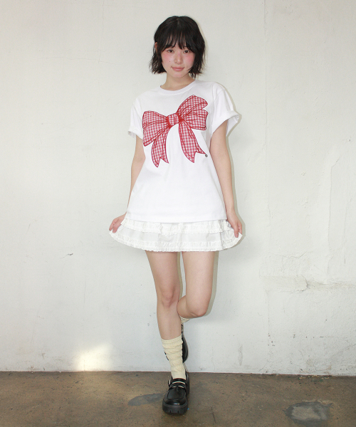 BIG RIBBON APPLIQUE BASIC FIT T SHIRT WHITE