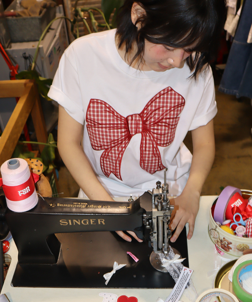 BIG RIBBON APPLIQUE BASIC FIT T SHIRT WHITE
