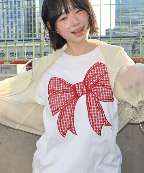 BIG RIBBON APPLIQUE BASIC FIT T SHIRT WHITE