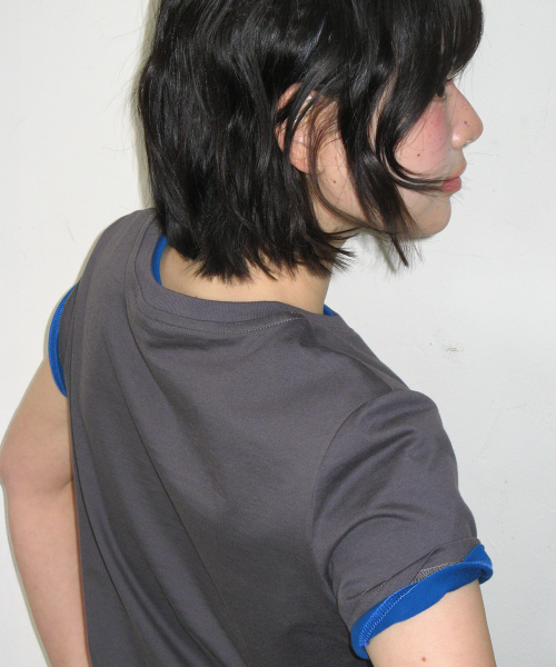 MINI LABEL CROP SHORT SLEEVE CHARCOAL