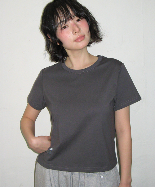 MINI LABEL CROP SHORT SLEEVE CHARCOAL