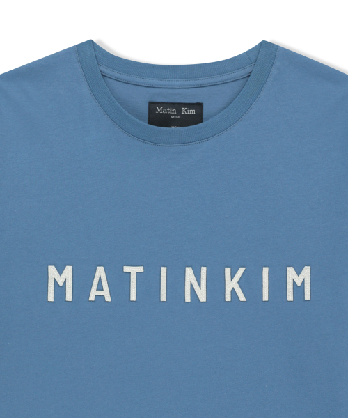 APPLIQUE FELT LOGO TOP FOR MEN IN BLUE