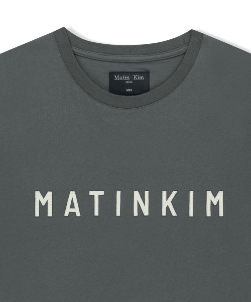 APPLIQUE FELT LOGO TOP FOR MEN IN CHARCOAL