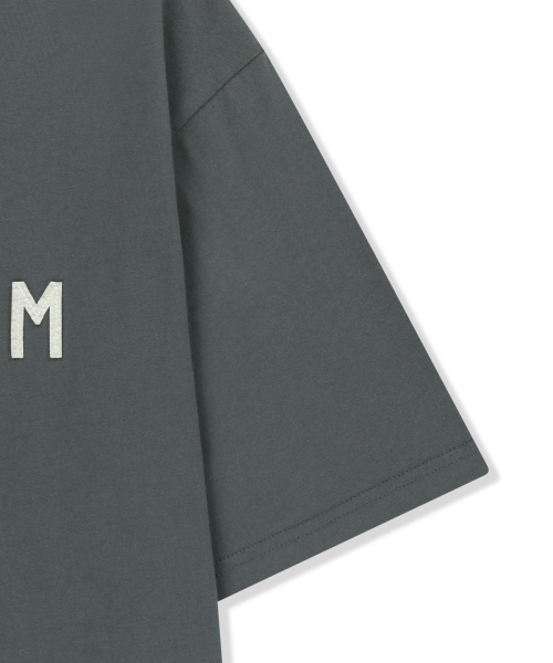 APPLIQUE FELT LOGO TOP FOR MEN IN CHARCOAL