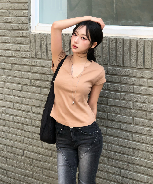 C 90S LINE SLIT NECK HALF-SLEEVE T-SHIRT_CAMEL