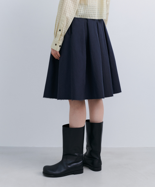LOW EDGE PLEATED SKIRT - NAVY