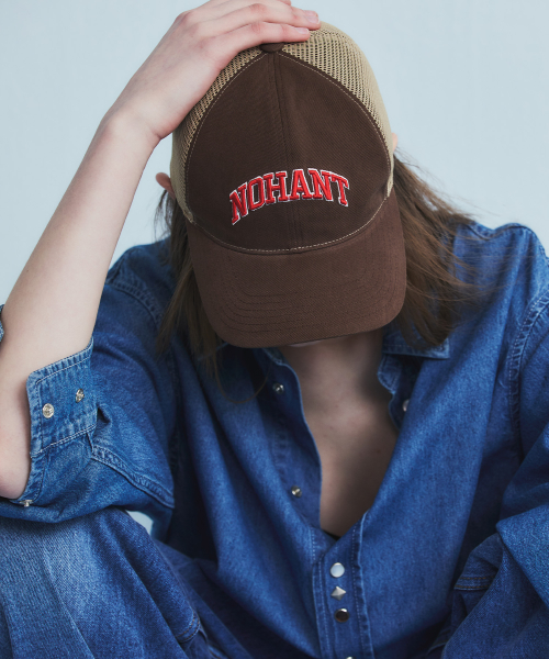 ARCH LOGO TRUCKER CAP BROWN