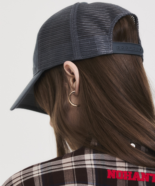 ARCH LOGO TRUCKER CAP GRAY