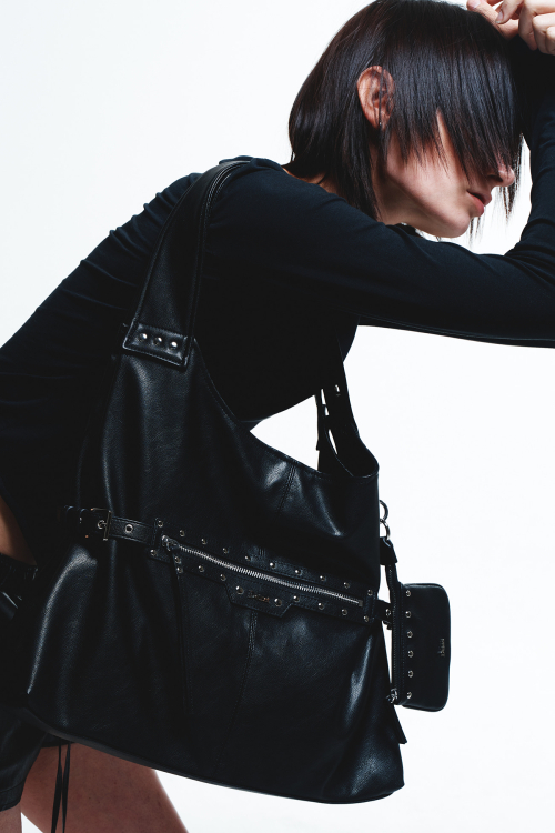 STUD DETAIL POINT POCKET BAG IN BLACK