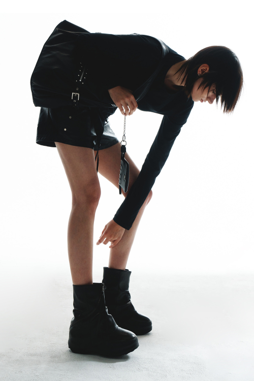 STUD DETAIL POINT POCKET BAG IN BLACK