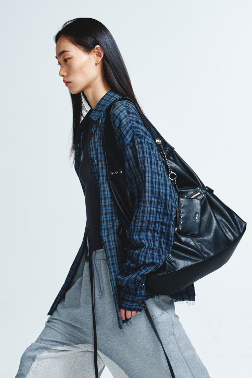 STUD DETAIL POINT POCKET BAG IN BLACK
