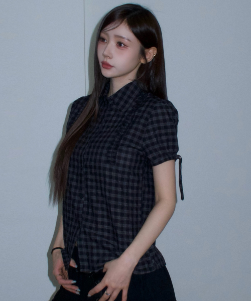 체크 프릴 포인트 스트랩 퍼프 소매 싱글 카라 블라우스 반팔 셔츠 [차콜]