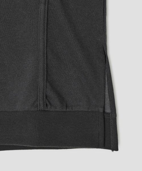 Slit Cut Paneled Top [Charcoal]