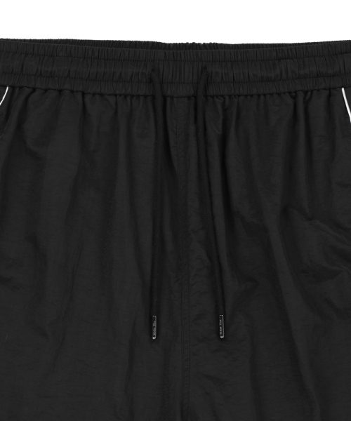 SIDE LOGO BERMUDA TRACK PANTS IN BLACK