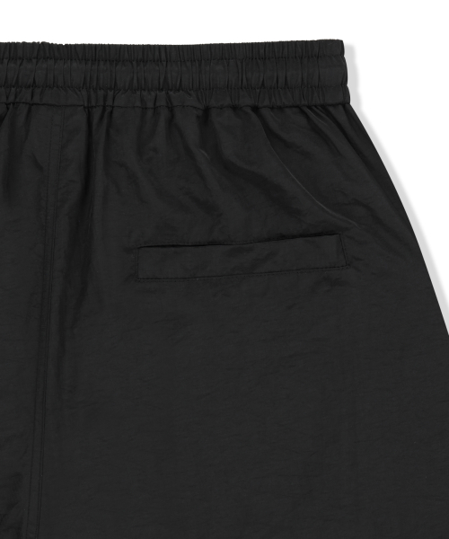 SIDE LOGO BERMUDA TRACK PANTS IN BLACK