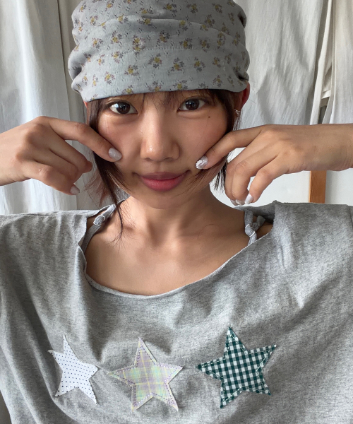 3 STAR APPLIQUE OFF SHOULDER T SHIRT GREY