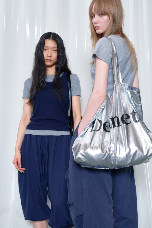 ESSENTIAL LOGO SHOULDER BIG BAG IN SILVER