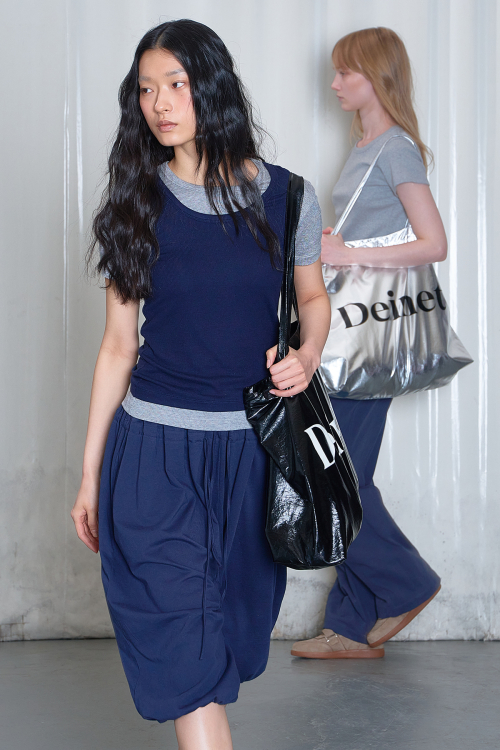 ESSENTIAL LOGO SHOULDER BIG BAG IN SILVER