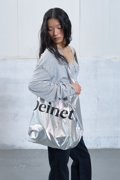 ESSENTIAL LOGO SHOULDER BIG BAG IN SILVER