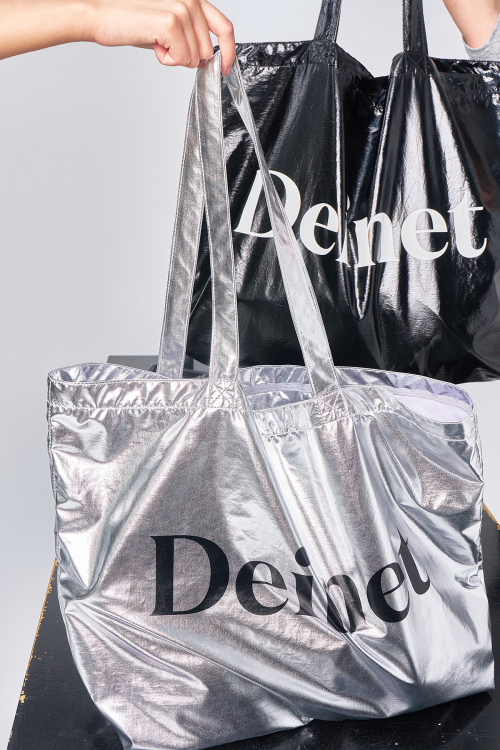 ESSENTIAL LOGO SHOULDER BIG BAG IN SILVER