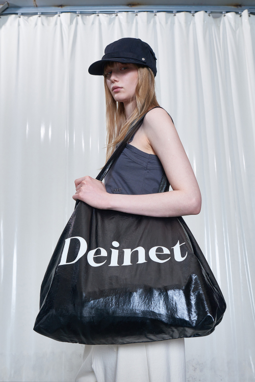 ESSENTIAL LOGO SHOULDER BIG BAG IN BLACK