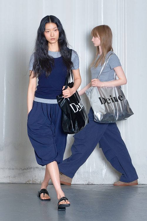 ESSENTIAL LOGO SHOULDER BIG BAG IN BLACK