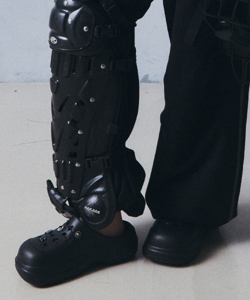 [× AAKAM] HAYDEN CLOG - BLACK
