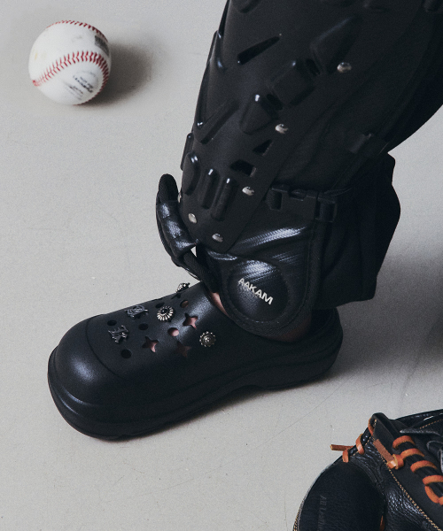 [× AAKAM] HAYDEN CLOG - BLACK