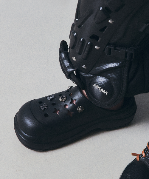 [× AAKAM] HAYDEN CLOG - BLACK