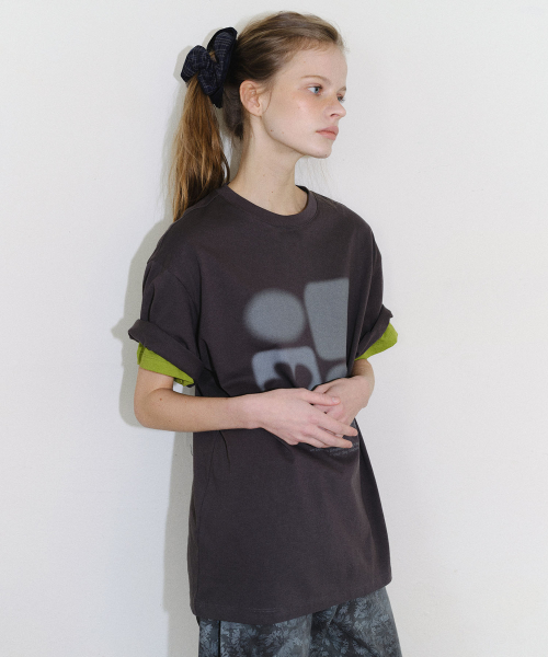 [CORE] SMUDGE GRAPHIC T-SHIRT - DARK GREY