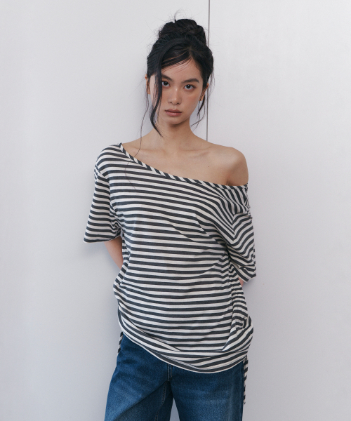 C SIDE SHIRRING OFF-SHOULDER T-SHIRT_BLACK