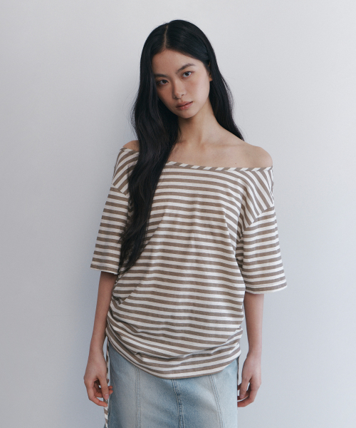 C SIDE SHIRRING OFF-SHOULDER T-SHIRT_BEIGE