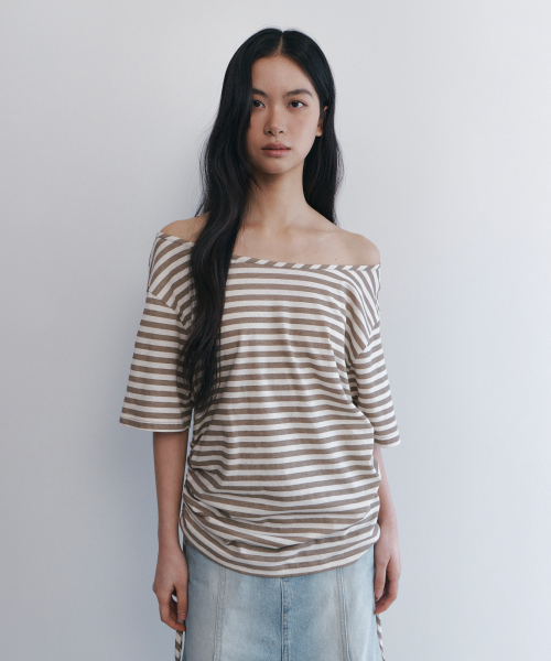 C SIDE SHIRRING OFF-SHOULDER T-SHIRT_BEIGE
