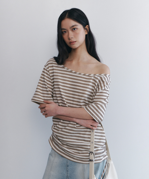 C SIDE SHIRRING OFF-SHOULDER T-SHIRT_BEIGE