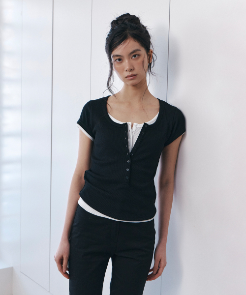 C SCOOP NECK BUTTON FRONT T-SHIRT_BLACK