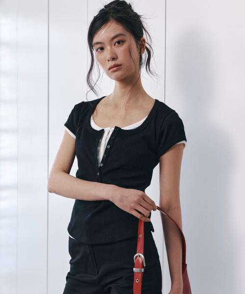 C SCOOP NECK BUTTON FRONT T-SHIRT_BLACK