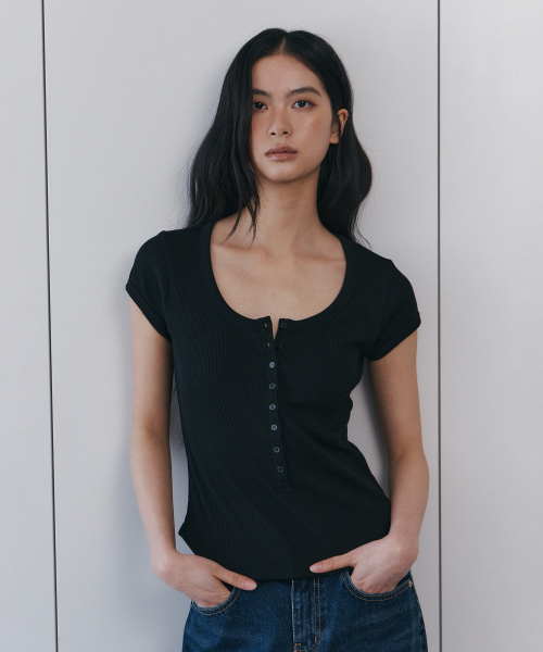 C SCOOP NECK BUTTON FRONT T-SHIRT_BLACK