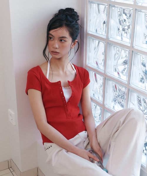 C SCOOP NECK BUTTON FRONT T-SHIRT_RED