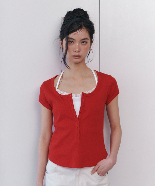 C SCOOP NECK BUTTON FRONT T-SHIRT_RED