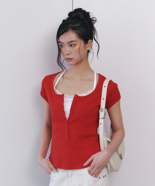 C SCOOP NECK BUTTON FRONT T-SHIRT_RED