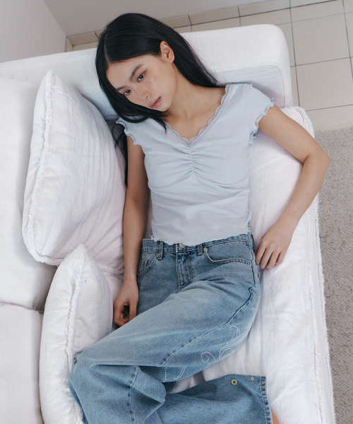 C V-NECK LACE SHIRRING TOP_LIGHT BLUE
