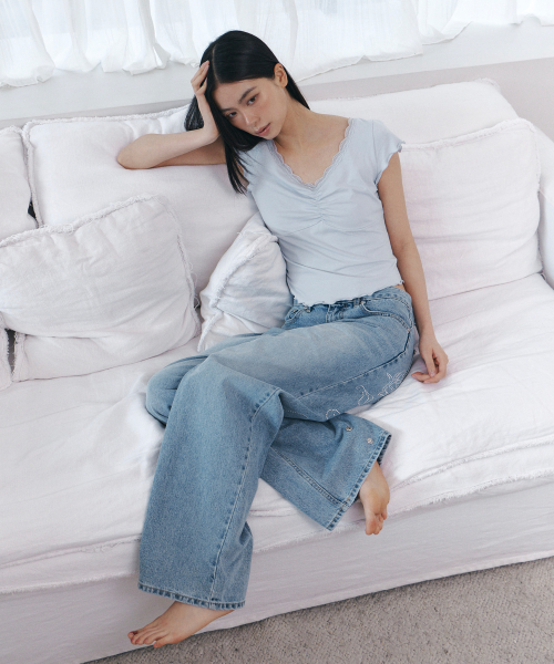 C V-NECK LACE SHIRRING TOP_LIGHT BLUE
