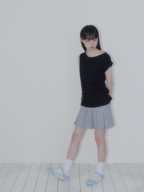 EYELET LOOSE SLEEVELESS (BLACK)