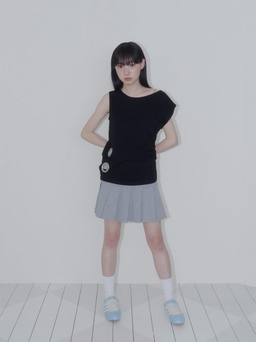 EYELET LOOSE SLEEVELESS (BLACK)